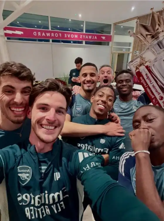 Declan Rice đăng tải hình ảnh ăn mừng chức vô địch cùng đồng đội